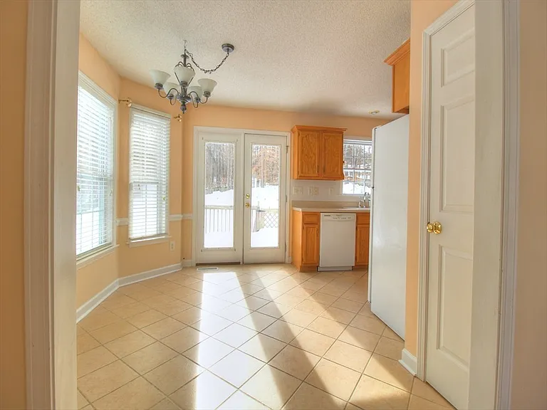 940 Winterside Ln — Photo 3