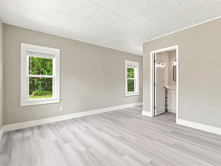 2704 E Jefferson St — Photo 19