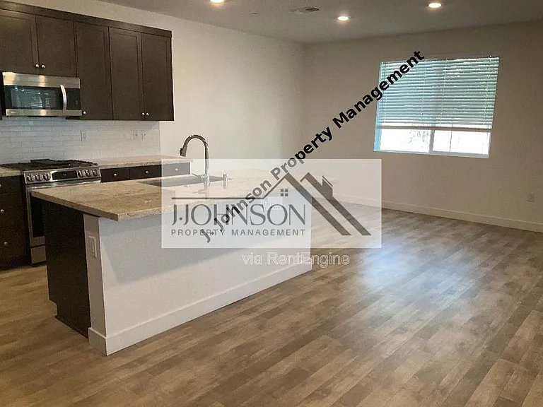 405 Avendale Dr — Photo 4
