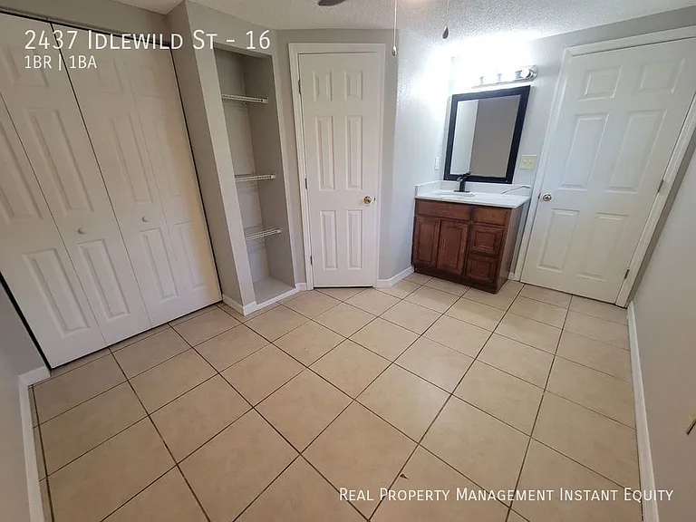 2437 Idlewild St #16 — Photo 8