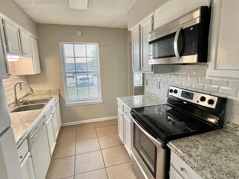 837 Woodland Ct — Photo 10