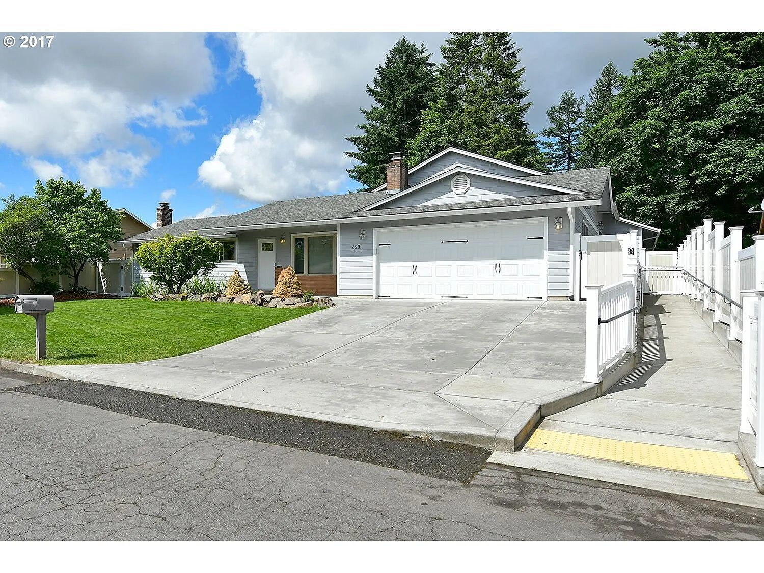 620 NE 100th Ave photo 1