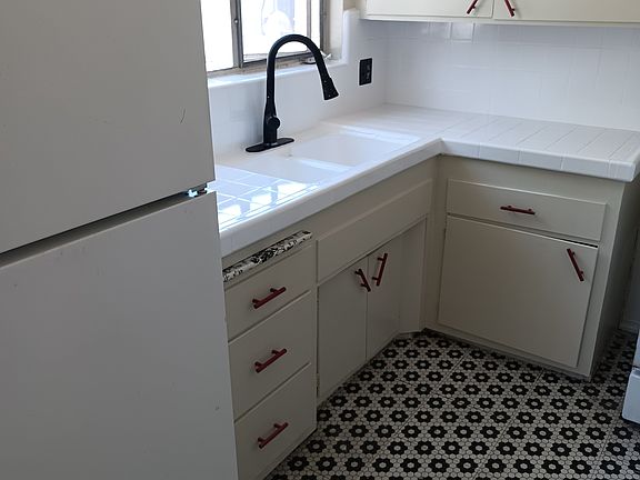 3rd image of 848 S Sherbourne Dr APT 6