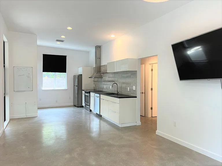 2103 E 14th St #B — Photo 8