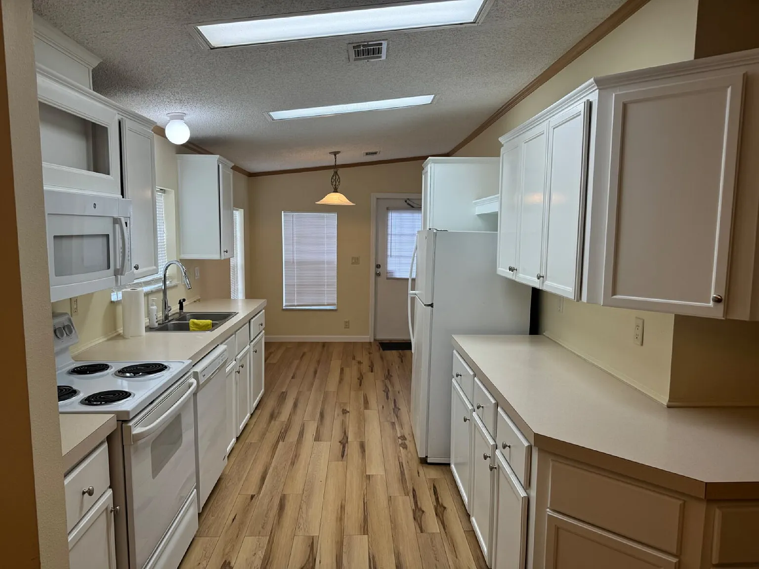 3 bed, 2.0 bath, 1296 sqft, $2,200 — Photo 4
