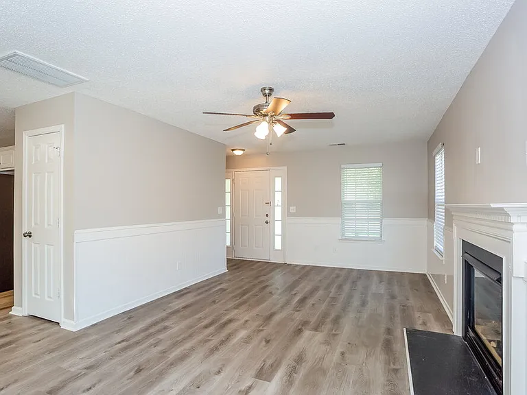 7425 Saddle Trail Ln — Photo 4