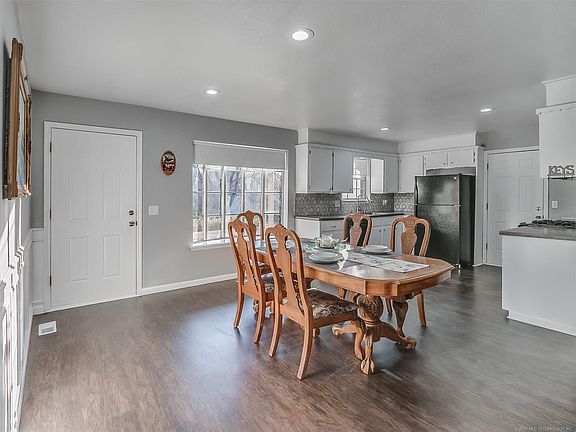 5th image of 1121 E Davis Ave