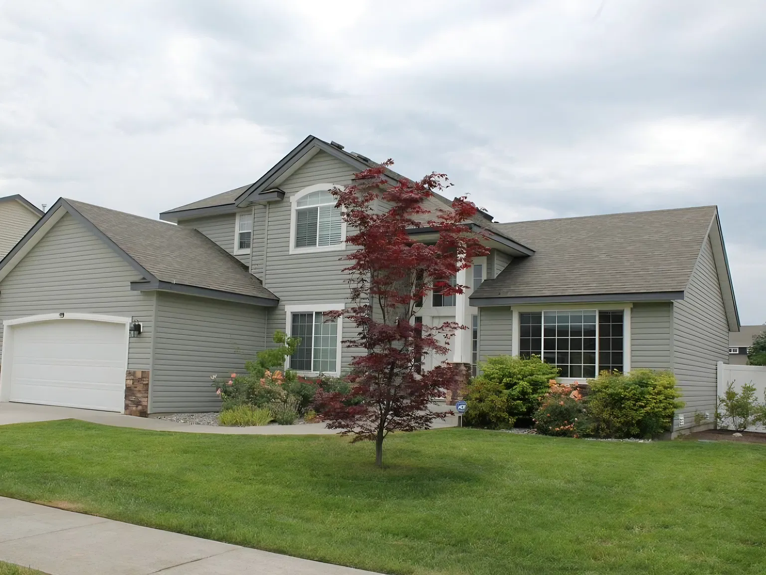 4 bed, 2.5 bath, 2014 sqft, $2,795 — Photo 1