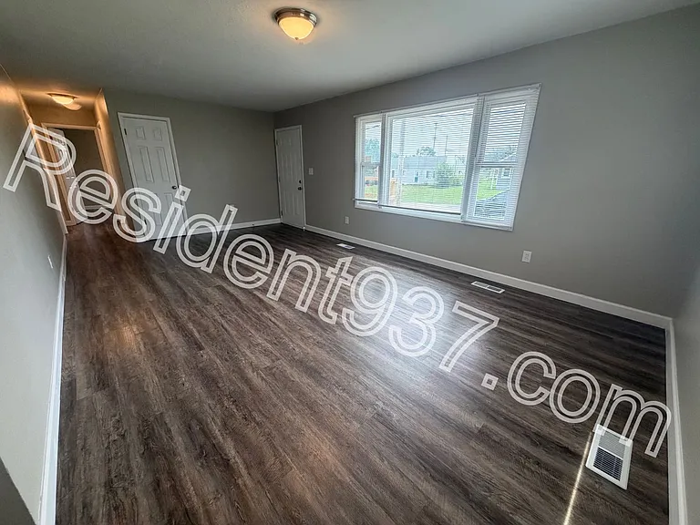 2059 Neff Rd — Photo 3