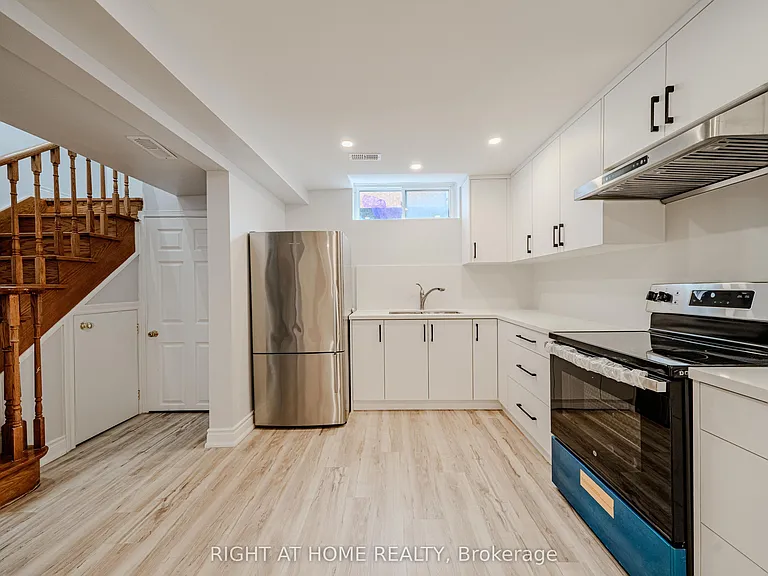 3 Glenayr Rd #LOWER — Photo 9