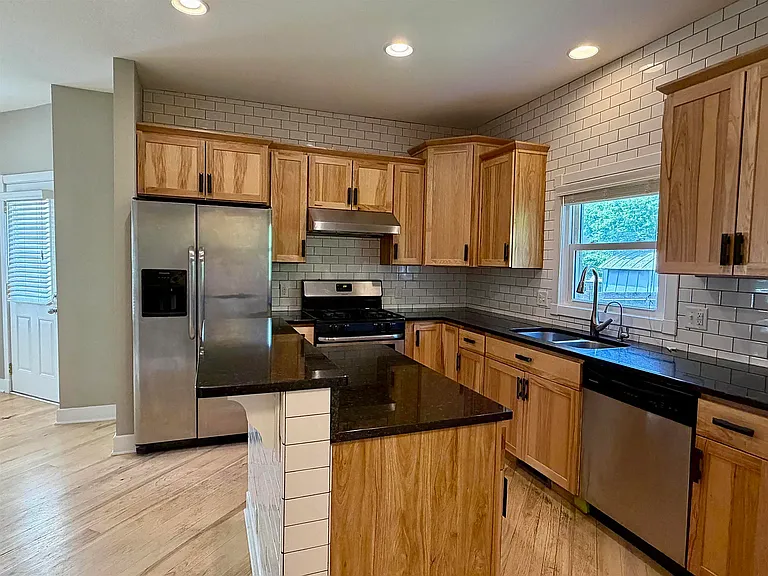 824 E Dayton St — Photo 4