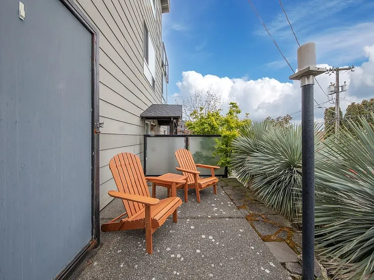 558 Highland Dr — Photo 8