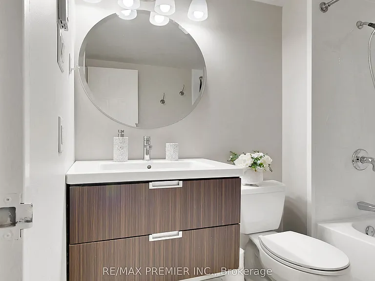 95 Prince Arthur Ave #Penthouse 824 — Photo 6