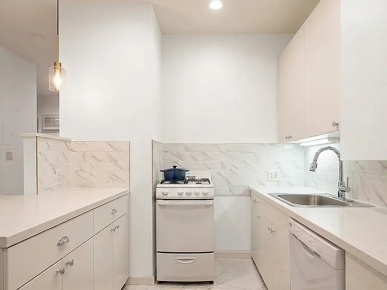 222 W 16th St #1S — Photo 6