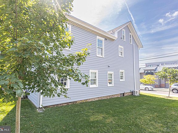 3rd image of 211 Court St