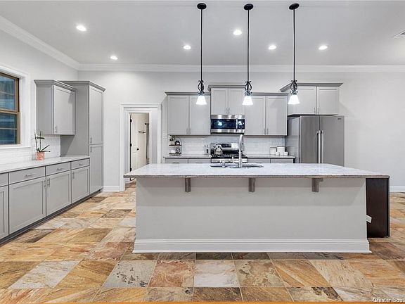 3rd image of 614 Lionel Ln