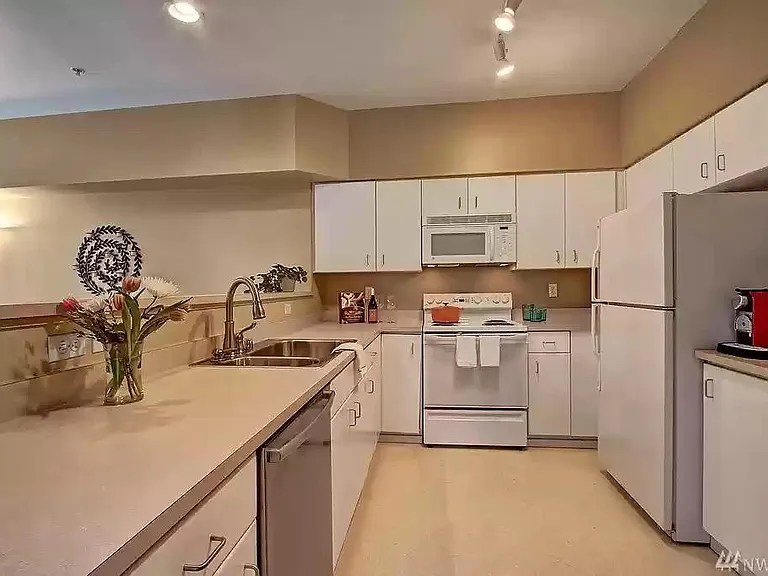 8760 Greenwood Ave N #407 — Photo 10