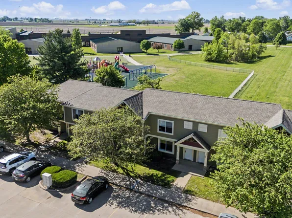 408 E 15th St #201, Pella, IA 50219