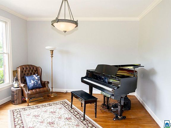 4th image of 3851 Carisbrooke Dr