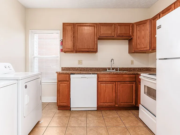 1371 Summit St #C — Photo 2