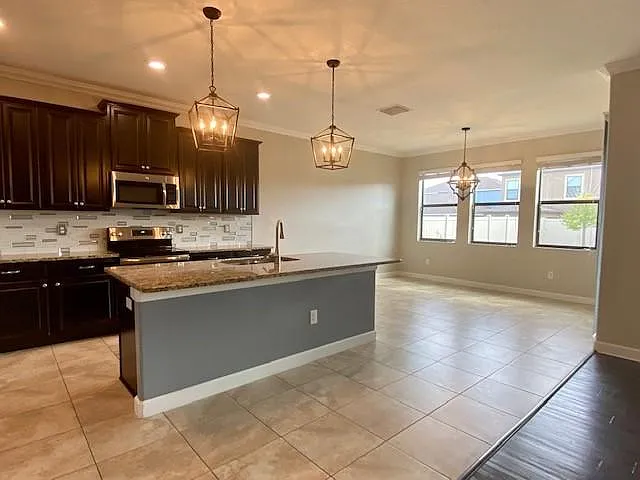 10015 Ivory Dr — Photo 3