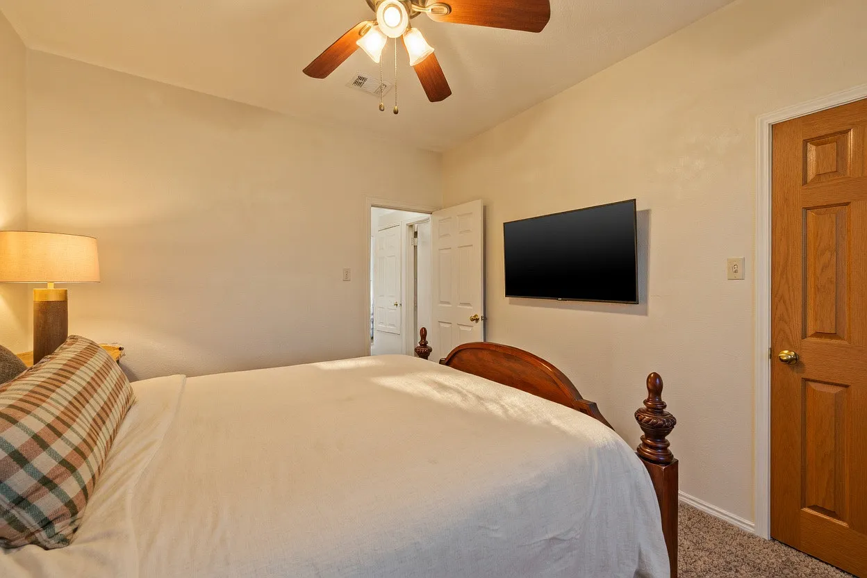 4 bed, 2032 sqft, $5,500 — Photo 4