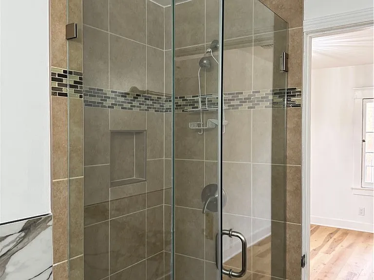 310 Alexander St — Photo 10