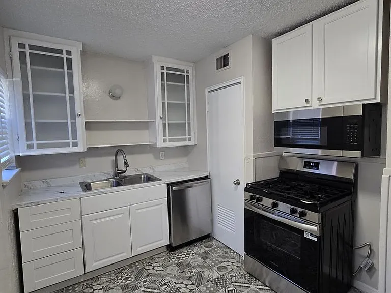 Upgraded Apartments In Arlington Heights! — Photo 11
