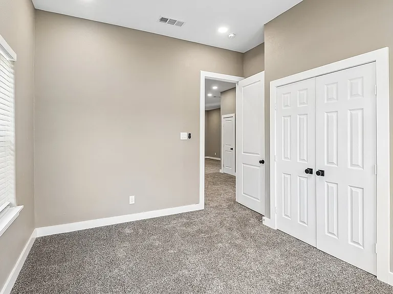 10711 Cromwell Dr — Photo 2