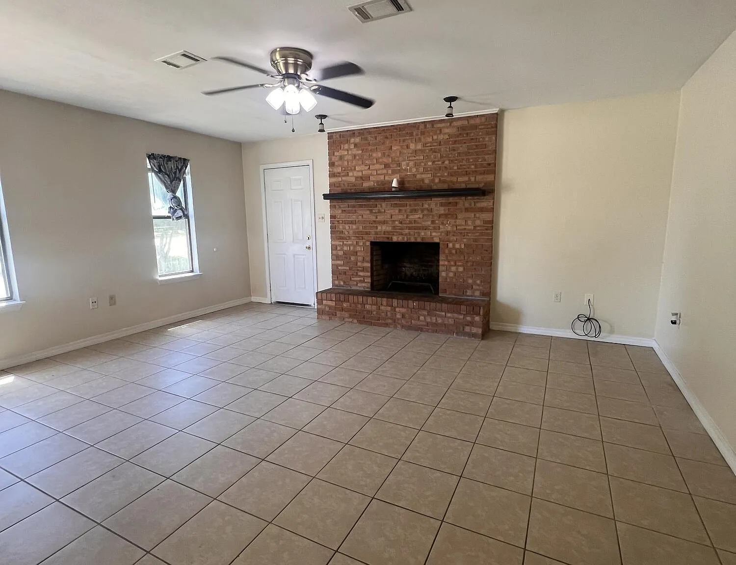 3 bed, 2.0 bath, 1415 sqft, $1,600 — Photo 3