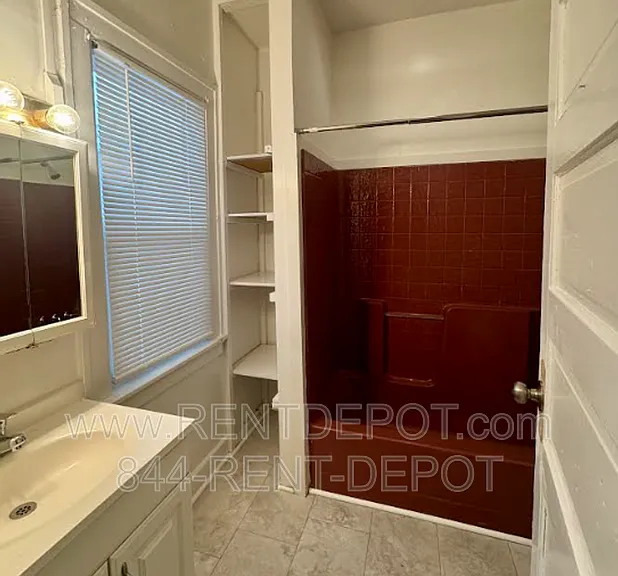 1021 Jefferson Ave — Photo 6