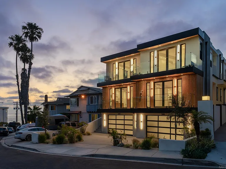246 Playa Del Norte St — Photo 2