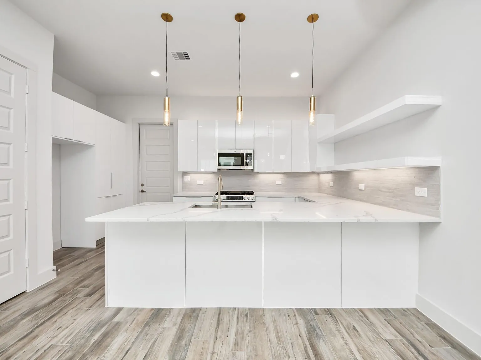 3 bed, 2.5 bath, 1637 sqft, $2,300 — Photo 3