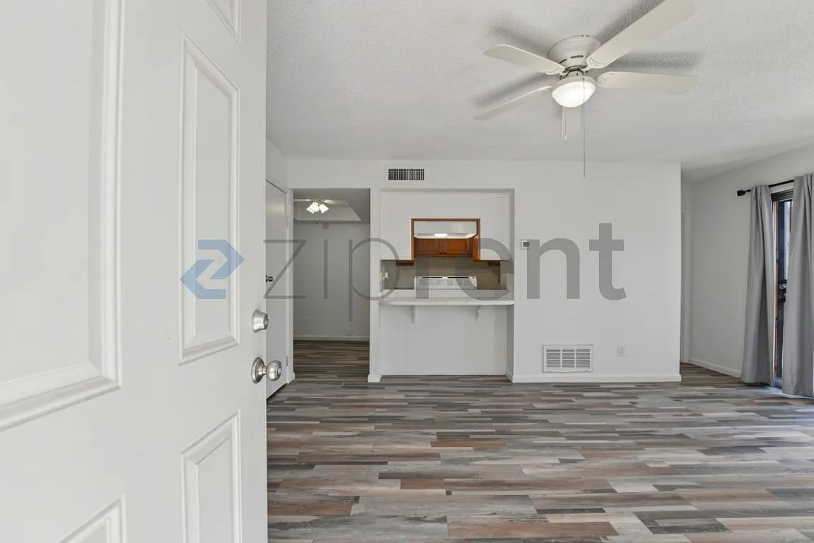 3 bed, 1.5 bath, 1008 sqft, $1,800 — Photo 3