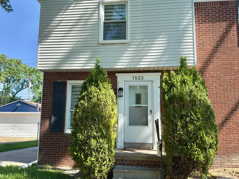 1523 E 4th St — Photo 2