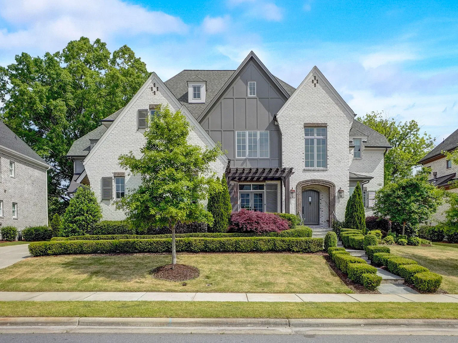 5 bed, 5.5 bath, 4279 sqft, $7,000 — Photo 1
