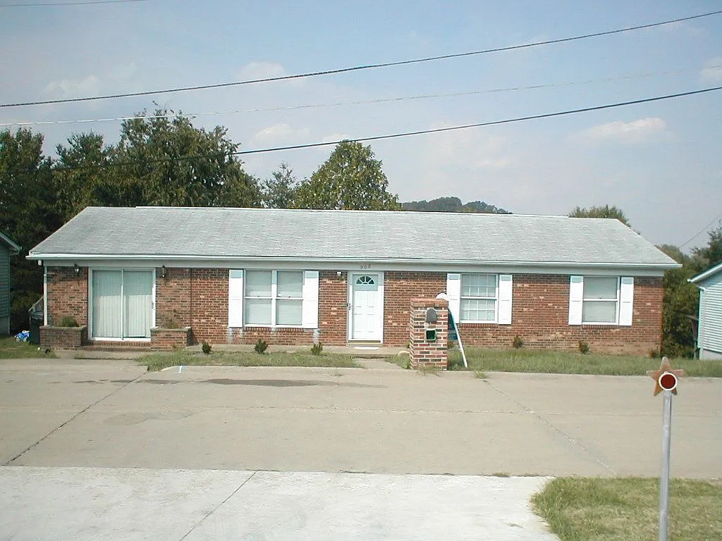 902 Edward Dr photo 1