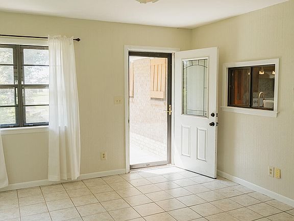 3rd image of 2806 Riverwood Rd