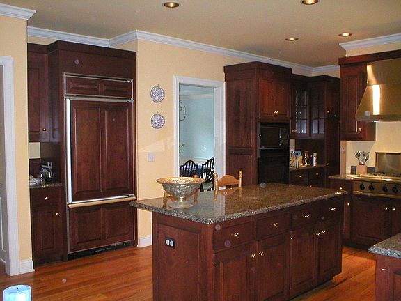 Large Eat-in Kitchen