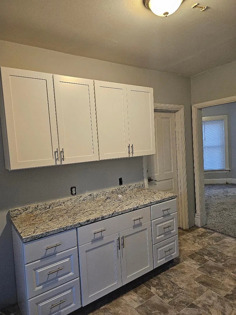 3 bed, 1000 sqft, $1,350 — Photo 2