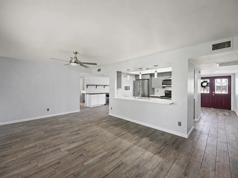 1110 E Redfield Rd — Photo 6