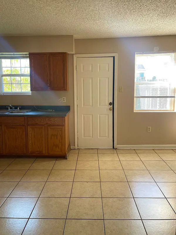 2 bed, 1.5 bath, 1120 sqft, $1,300 — Photo 4