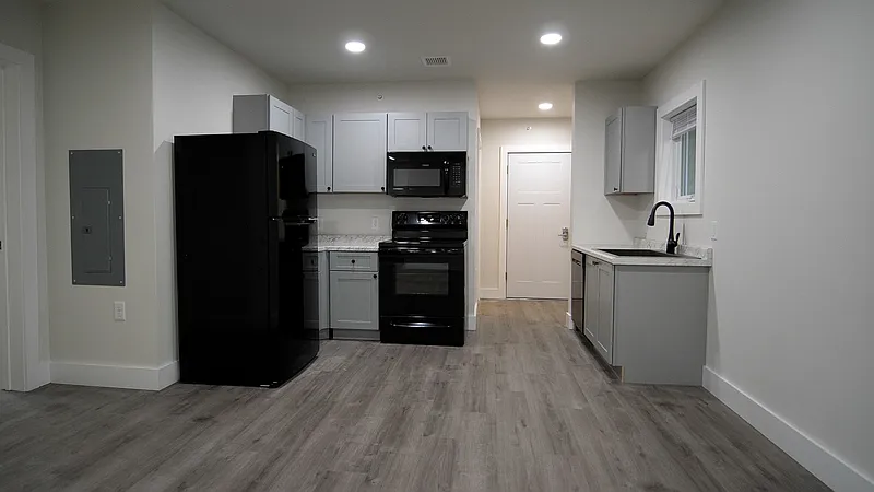 4 bed, 1.0 bath, $4,600 — Photo 3