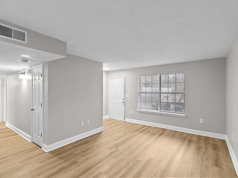 Pebble Creek Apartments — Photo 28