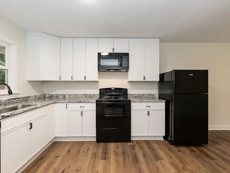 1322 Elm St — Photo 12