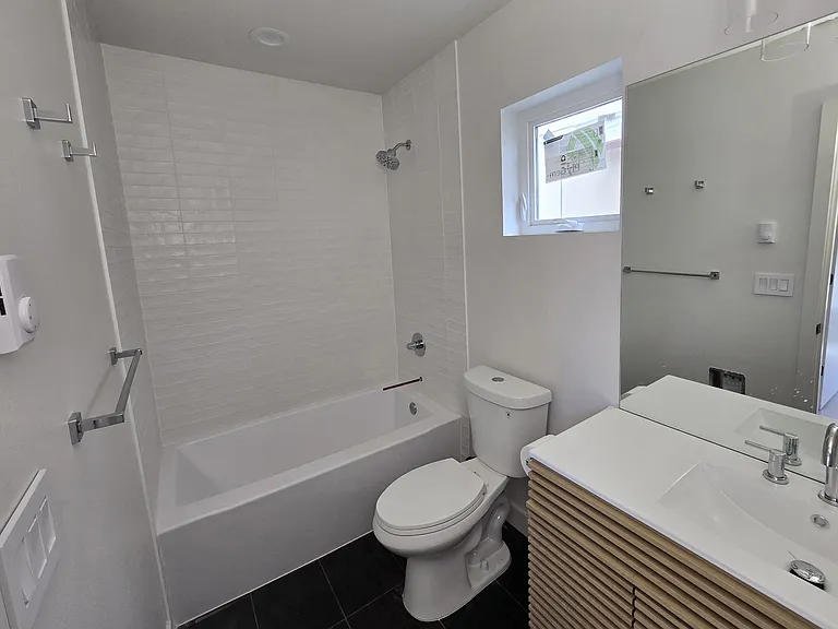 1st Floor full bathroom