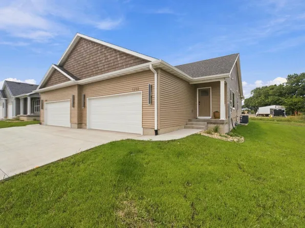 1202 Rock Ridge Cir, Waverly, IA 50677