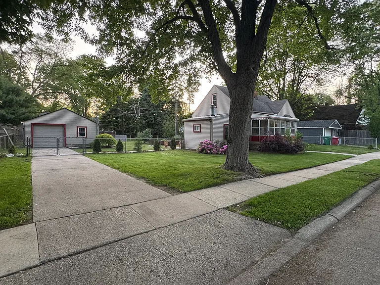 21935 Elmwood Ave — Photo 10