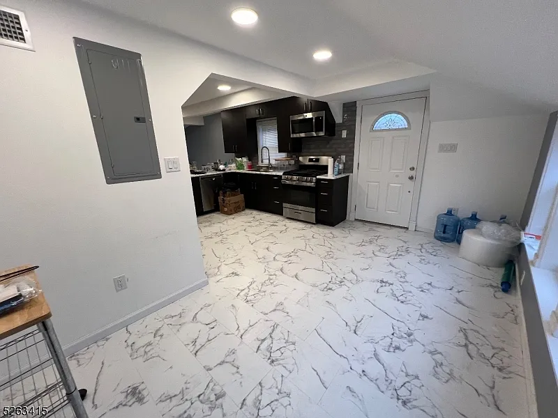 1 bed, 1.0 bath, $2,400 — Photo 4