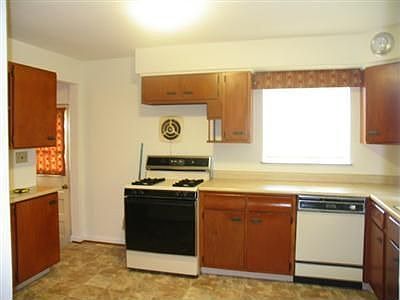 2nd image of 1052 Rosetree Ln